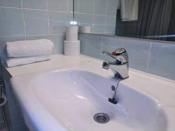 Фото номера Стандартный двухместный номер с 2 отдельными кроватями Отель Hotel Kauppi г. Тампере 3