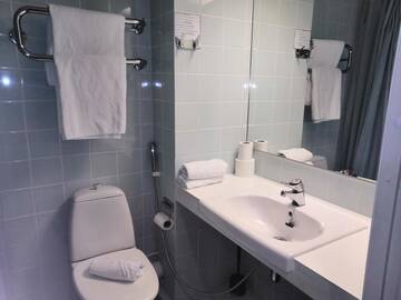 Фото номера Стандартный двухместный номер с 2 отдельными кроватями Отель Hotel Kauppi г. Тампере 16