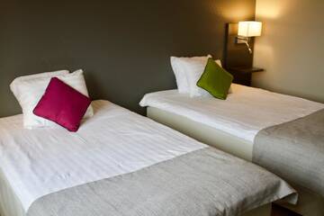 Фото номера Стандартный двухместный номер с 2 отдельными кроватями Отель Hotel Kauppi г. Тампере 4