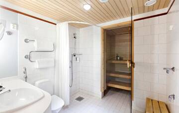 Фото номера Люкс с балконом - Без посещения спа-центра Отель Holiday Club Tampere Spa г. Тампере 6