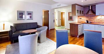 Фото номера Люкс с балконом - Без посещения спа-центра Отель Holiday Club Tampere Spa г. Тампере 4