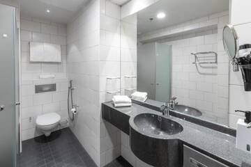 Фото номера Улучшенный двухместный номер с 2 отдельными кроватями Отель Scandic Tampere City г. Тампере 5